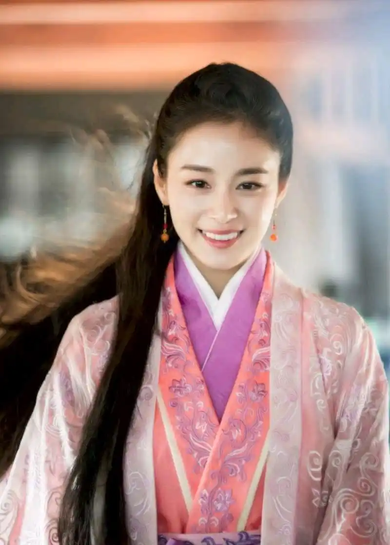 不愧"韩国第一天然美女"!40岁金泰熙粉衣配丸子头,看着像20岁