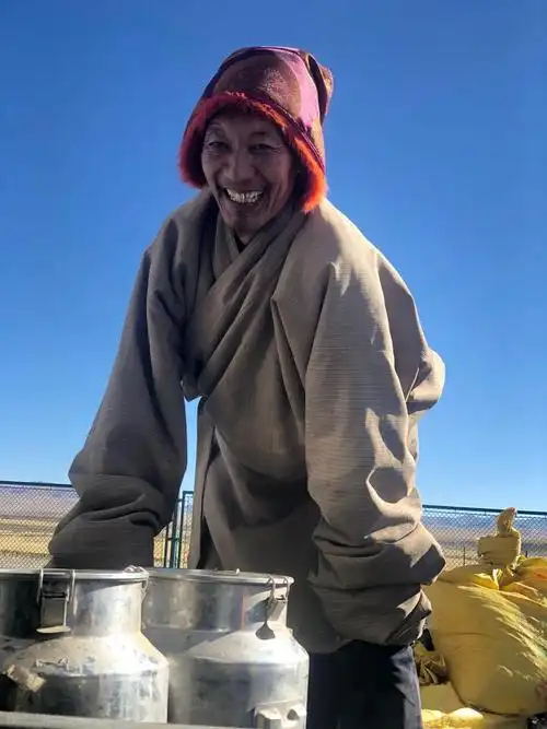 牧民到西藏那曲市嘎尔德生态畜牧产业示范基地卖牦牛奶(2020年12月13