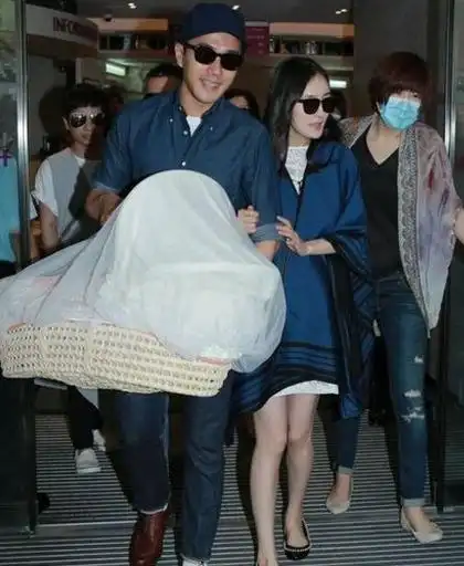 女明星生完孩子出院,孙俪接地气,杨颖像走秀,最后一位坐着轮椅