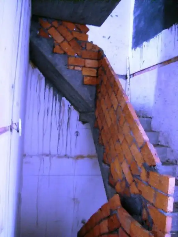 农村自建房,现成的楼梯扶手不装,老婆非要用砖砌!太牢固了