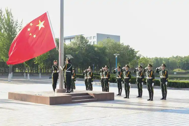 学校举行五四青年节升旗仪式