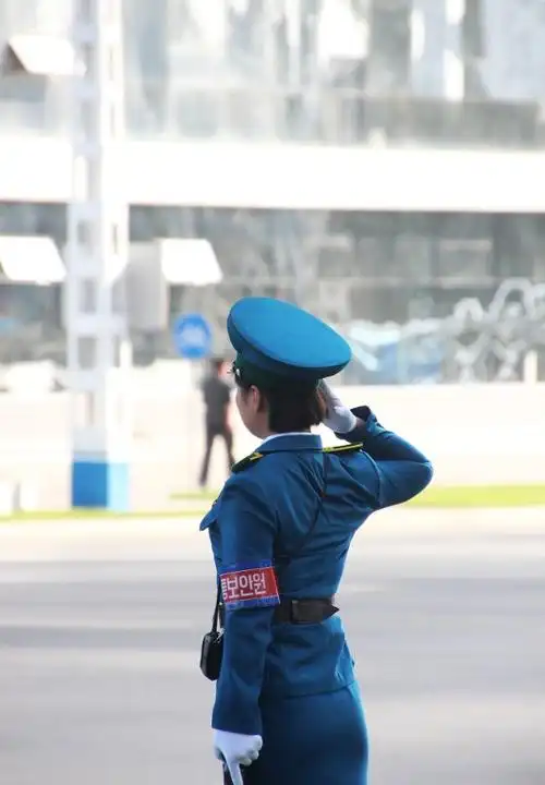 图为朝鲜平壤街头一名女交警的背影,她正在敬礼.
