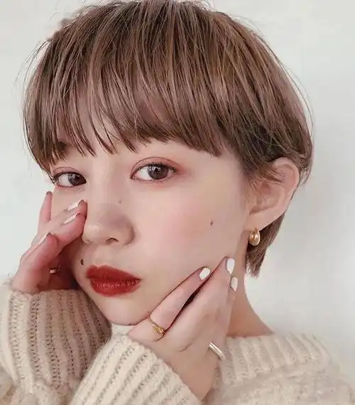 说到女生剪超短发,很多人第一反应就是——女人味缺失.