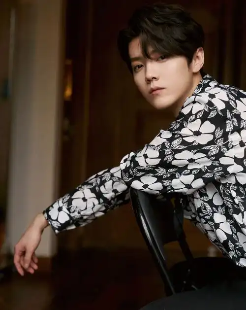 鹿晗最新写真晒出,穿花瓣衬衫搭丝巾,绅士范十足