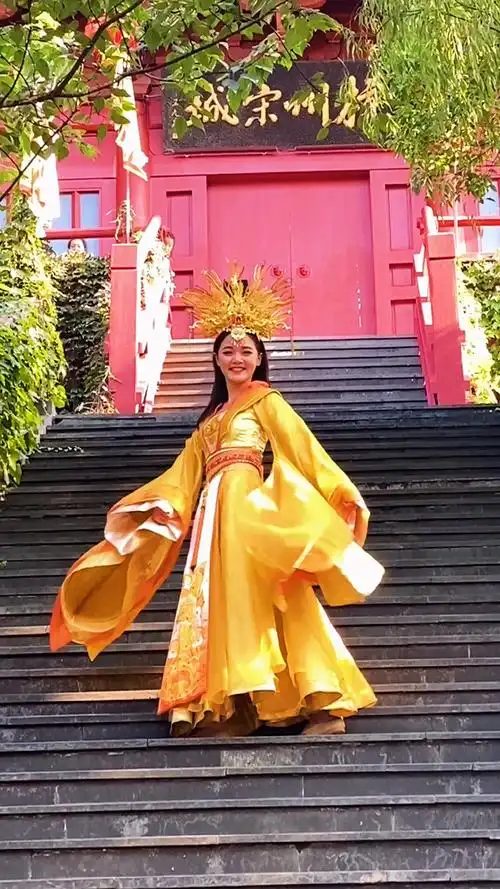 她叫小白,是宋城的一名抛绣球演员,很多人专门为她而去.