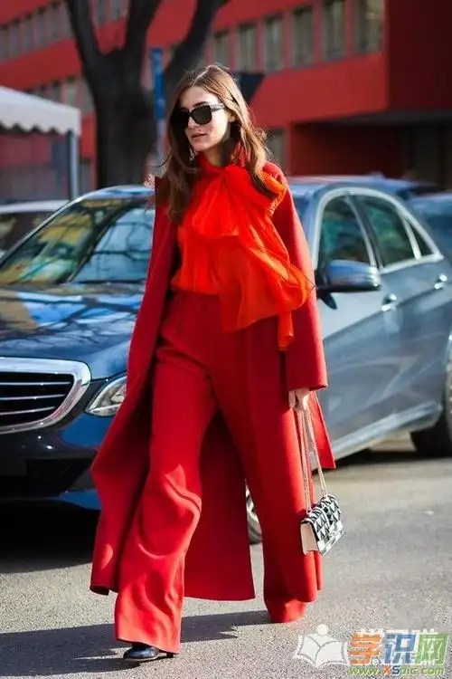 红色衣服配什么外套好看_时尚鲜艳