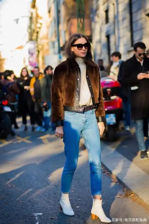 最近流行一种穿法,叫"短靴 长裤",显高显腿长,很适合小个子
