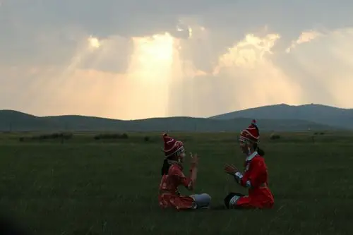 耶稣光透过草原,虔诚的人儿感受那圣洁的光芒,任思绪放空,灵魂游荡.