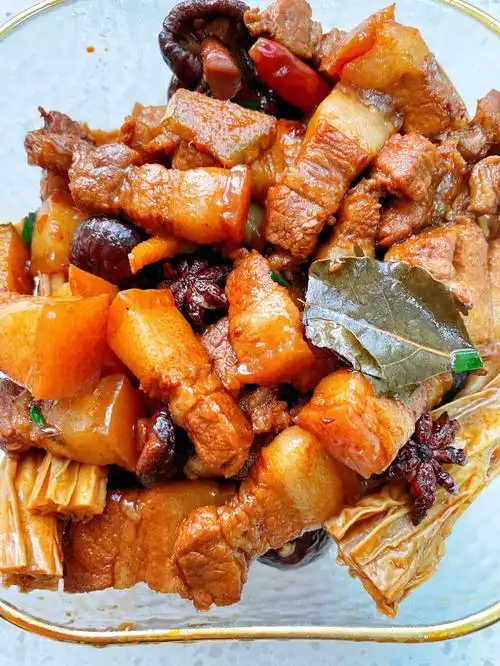 软烂入味的红烧肉烧腐竹