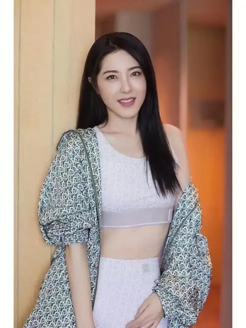 ports宝姿  演员曾黎演绎ports宝姿athleisure胶囊系列