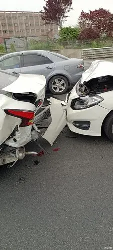 路遇车祸现场,一台天来给追尾了