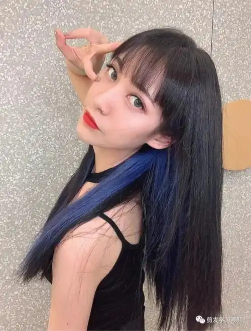 非常的个性还有层次的染发简直是今年最王炸的发型搭配今年的"漫画