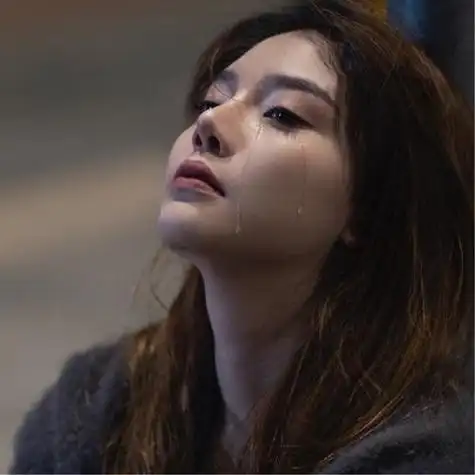 女生头像伤感流泪图片