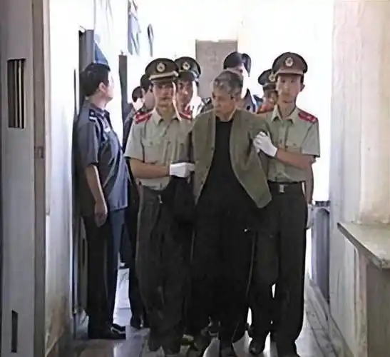 2003年刘涌走下法庭,表情淡定被押解到殡仪馆,抬进死刑执行车