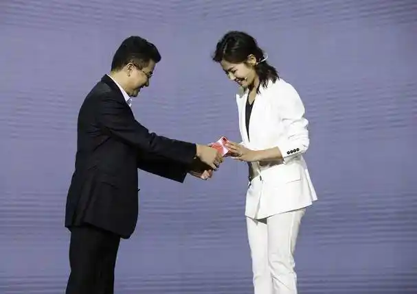 此前,金立集团副总裁俞雷曾在微博表示:"时尚,从来不止黑白两色.