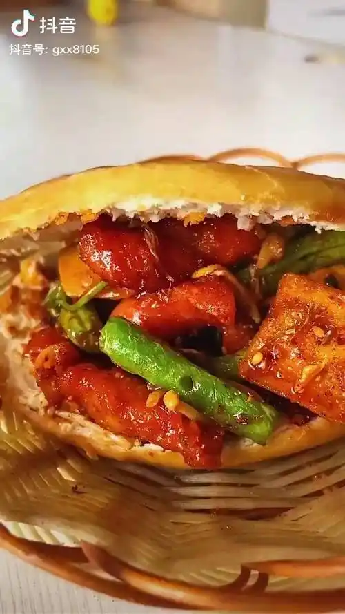 浪吃500斤长期霸占西安街头美食排行榜第一的油炸串串香夹馍欢迎大家