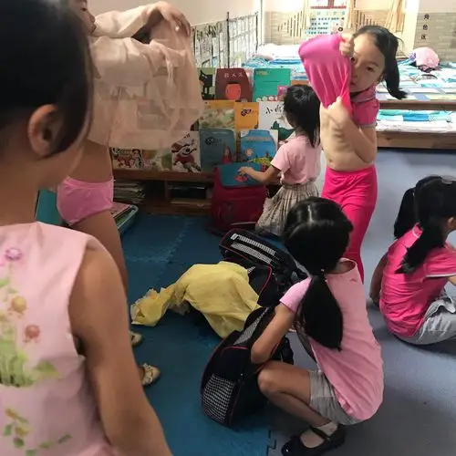 锻炼完身上出汗了,我们自己换衣服.