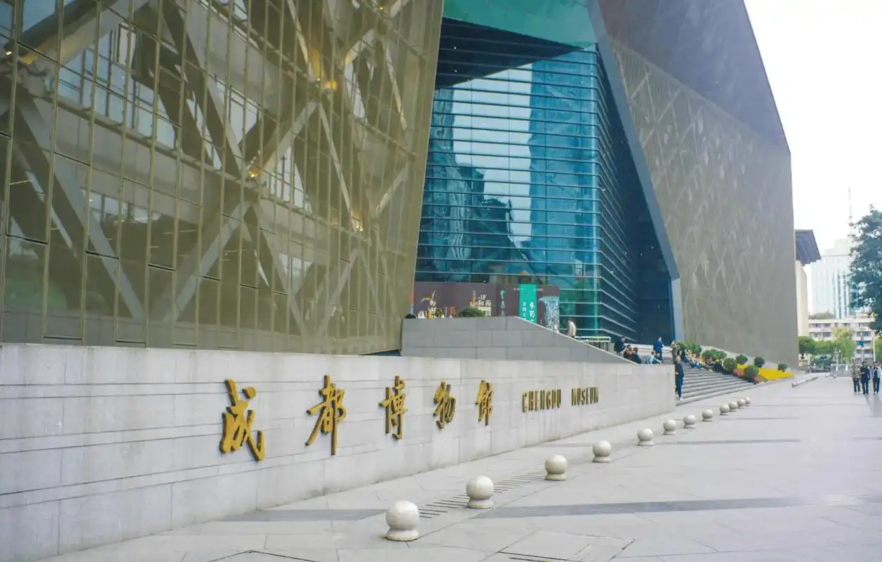 成都男子博物馆蓄意袭胸被抓!连连道歉求放过,女子详述案发经过