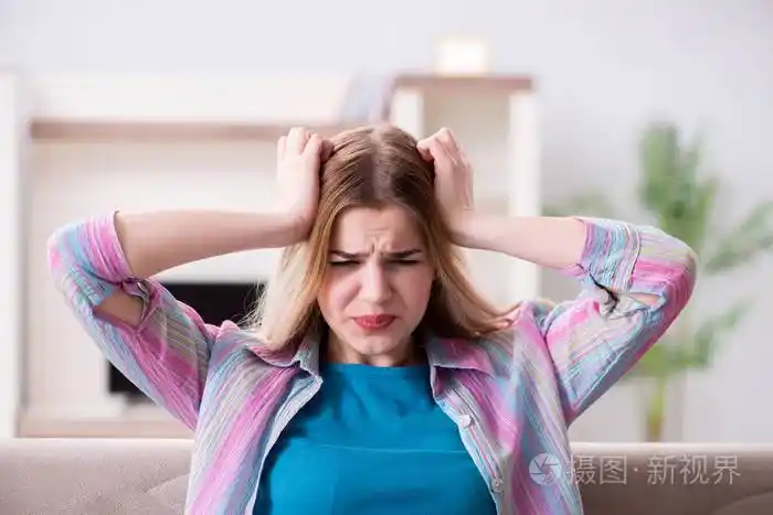 家庭遭受痛苦的年轻妇女