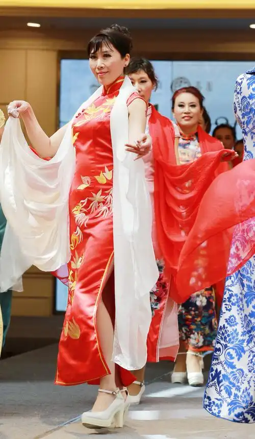 "苏派旗袍"秀在卧龙湖小镇