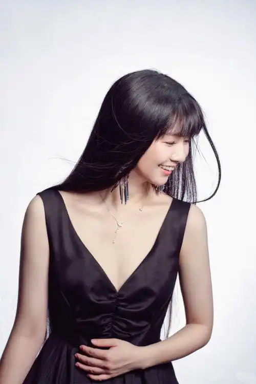 杨丽萍外甥女首次参加综艺节目,小彩旗晒近照变身仙气女神