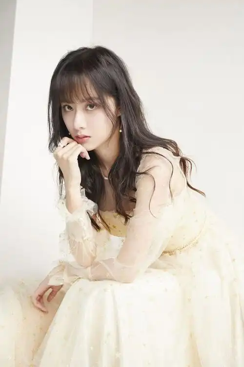 曹曦月身穿米白色白裙美的有点暖心