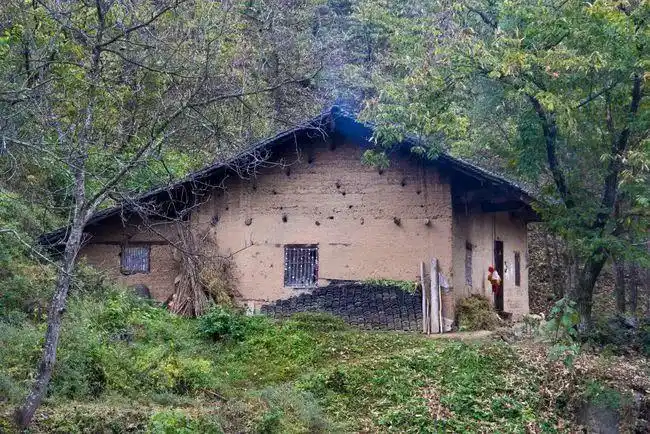 徒步秦岭北沟村传说中的世外桃源这两户人家的房子应该算是豪宅了