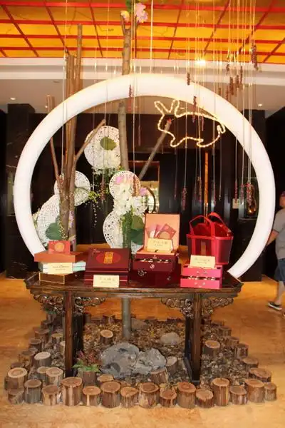 绍兴开元名都大酒店大堂精心制作的月饼展台中秋临近,开元酒店集团倾