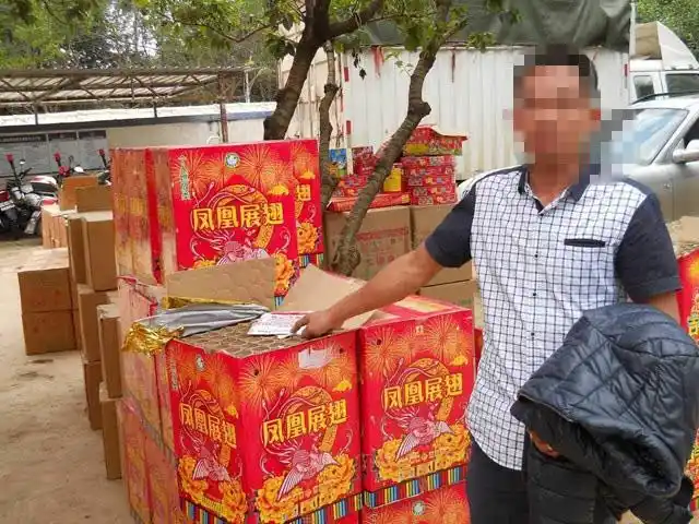 打开货车车厢,才知道204个纸箱内全是烟花爆竹,负责送货的男子顿时傻
