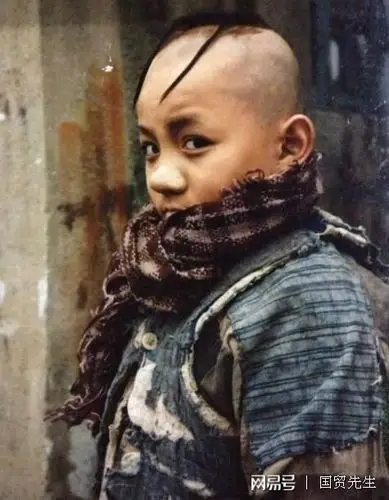 还记得《三毛流浪记》中的三毛吗?如今31岁变成这样了!