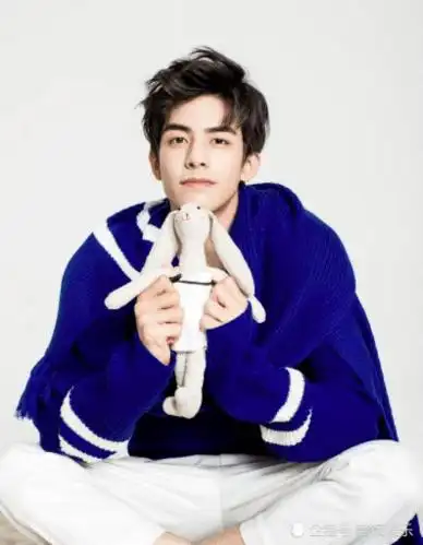 小鲜肉宋威龙爆火后旧照被扒,14岁豪放抠脚还反串,土味满满