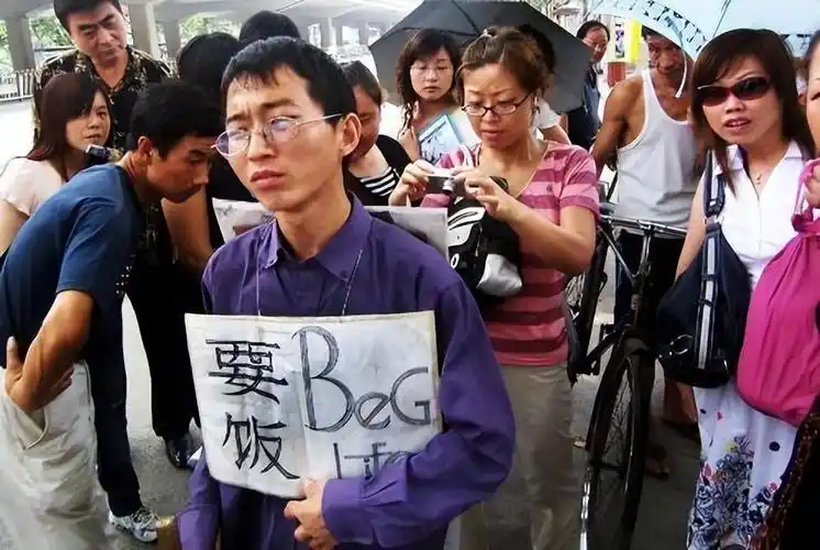 回顾小伙患病上街乞讨90后女孩倒追他生下两孩成最牛乞丐