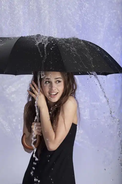 雨中撑伞的美女