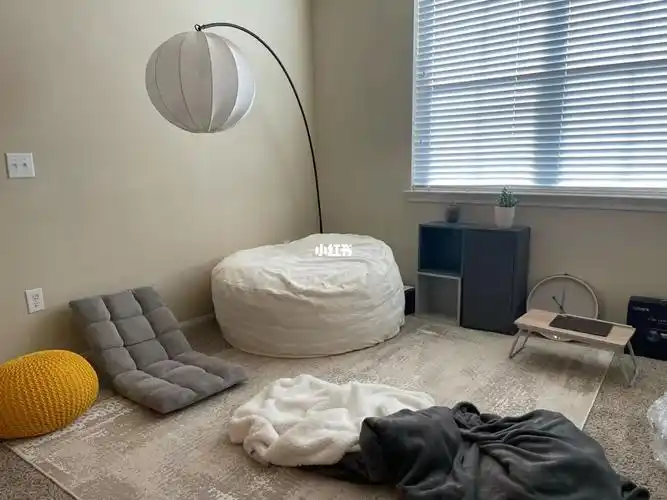 没有沙发的客厅