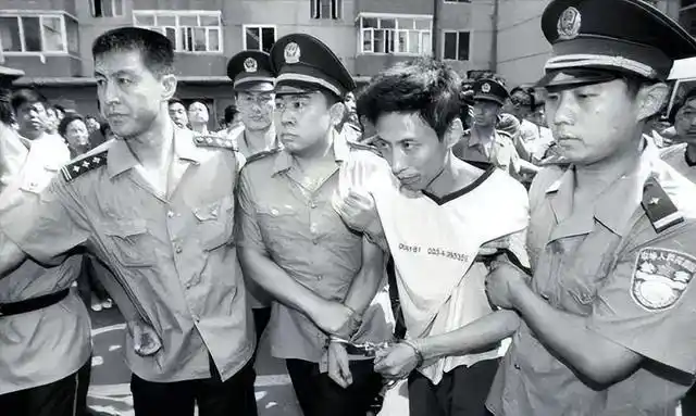 2003年沈阳黑老大刘涌走下法庭带到殡仪馆接受死刑前神色恍惚