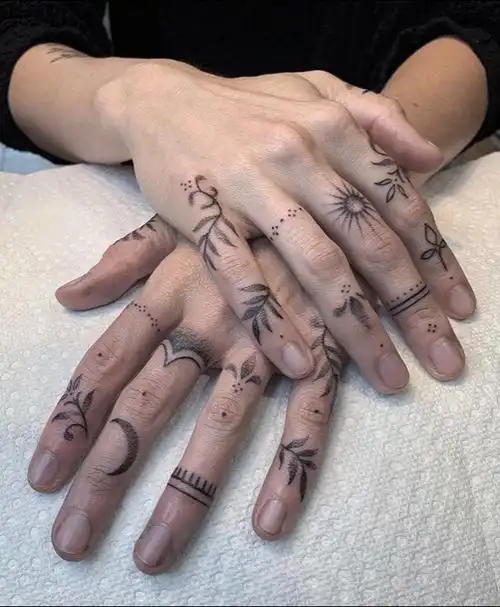 手指纹身,虽然好看,但比较容易掉色和晕色,可以打算纹手指的,要考虑好