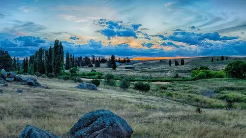 澳大利亚斯诺伊河国家公园,树木,草地,石头,云,黄昏 4k