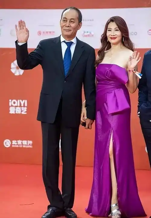 63岁张光北携妻女走红毯,小5岁老婆穿裙子身材好,女儿颜值高!