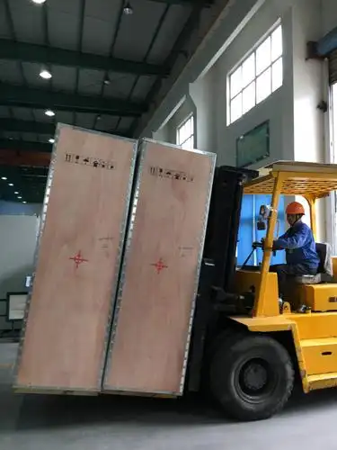 工人用叉车搬运交流开关柜