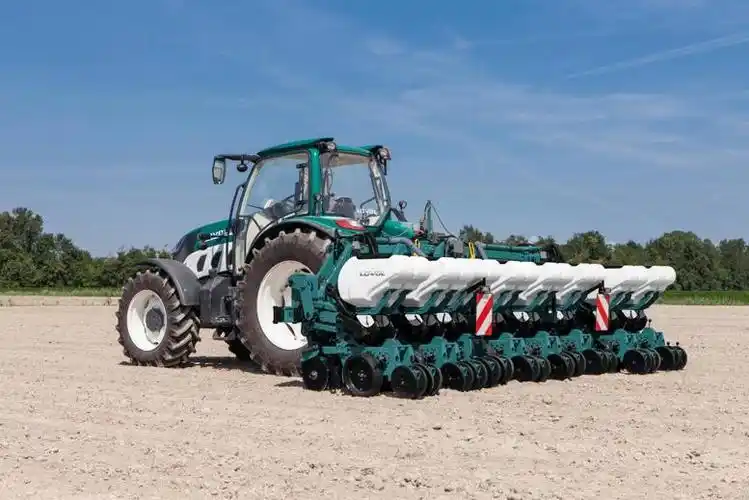 守护大国粮仓雷沃p7000大马力智能拖拉机交机北大荒