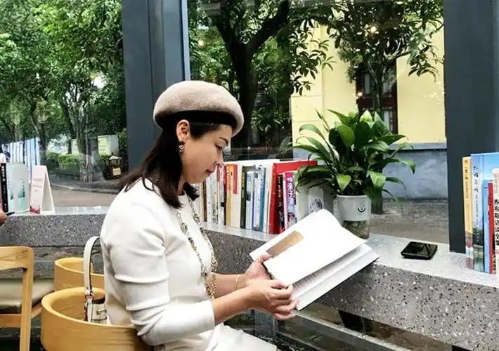 沉浸在书海中的市民 冯玉敏 摄桂林市委常委,宣传部长杨雁雁在仪式上