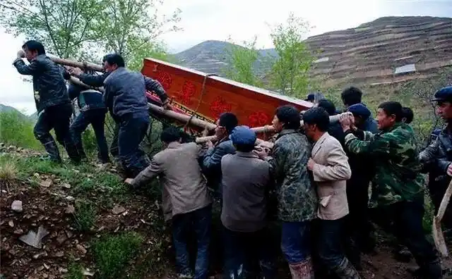 农村"土葬,火葬"争论不休,又有3个新要求,这一次大家怎么看