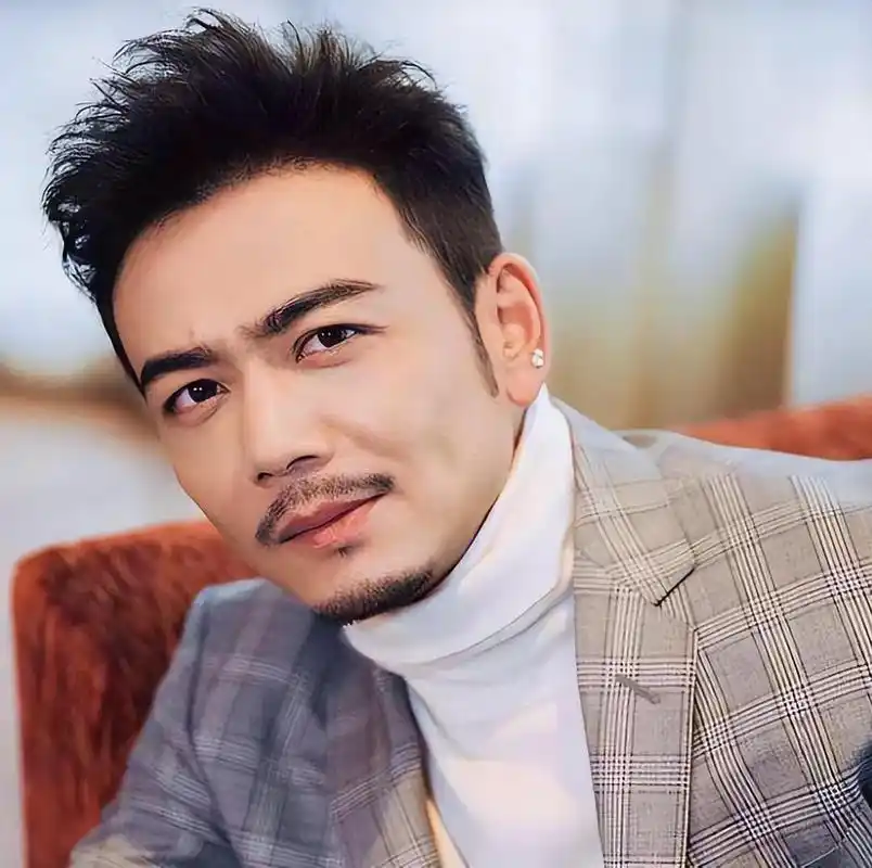 杨烁面临婚姻危机,愿净身出户求和平 演员杨烁的婚姻生活曾经充满幸福