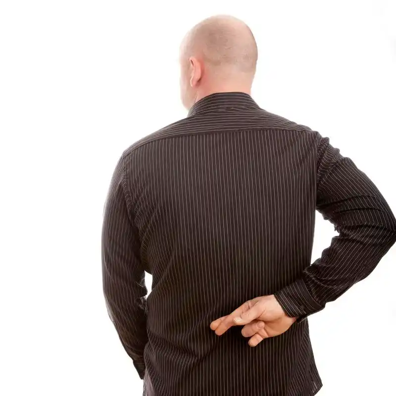 光头男人构成在白色背景前