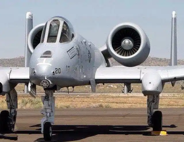 闪电战斗机,机腹像挺着个大肚子一样!