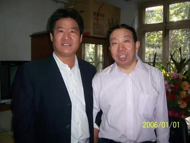 中国美术家会员,教授,国家一级美术师等 朱一玄老为光明日报题词