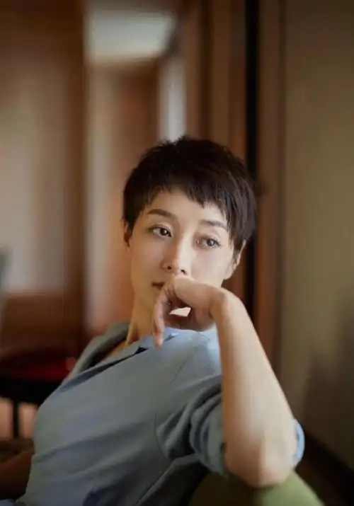 马伊琍再次回归超短发,二次元短发精干帅气,气质出众尽显高级感