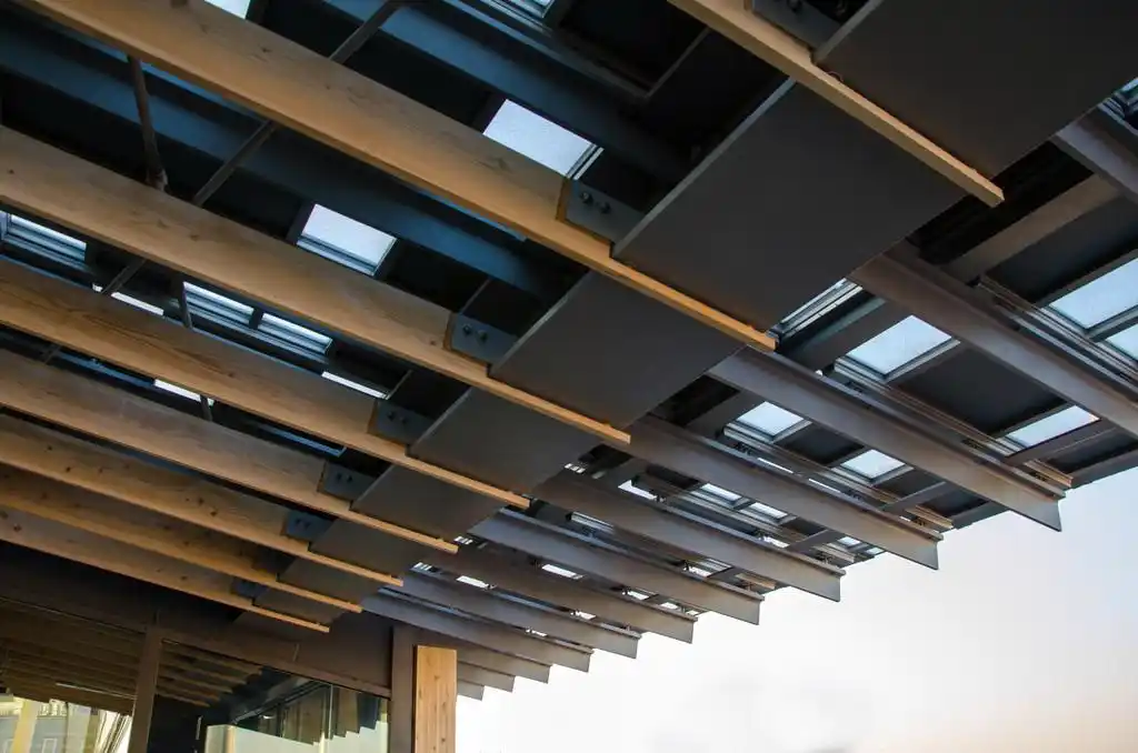 金属屋顶的木椽子,详细的金属屋顶的木椽子