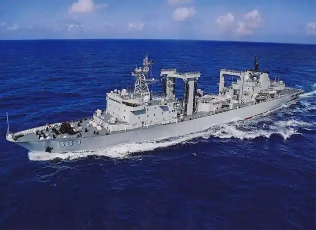 近日,有网友拍到海试多时的"大奶妈"901级综合补给舰首