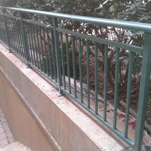 惠门锌钢阳台上用的栏杆生产厂家